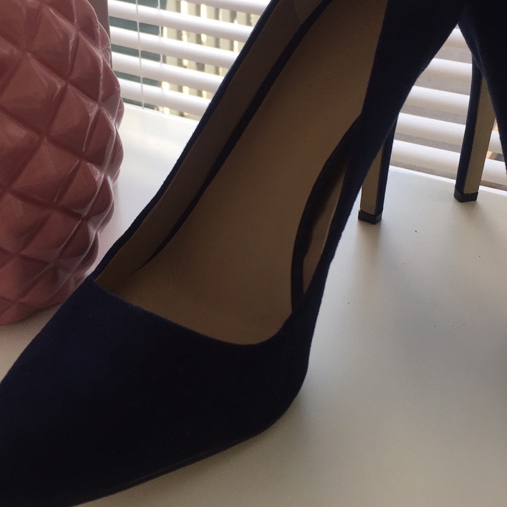 Saks’s Fifth Avenue Blue Suede Pumps - Picture 4 of 4